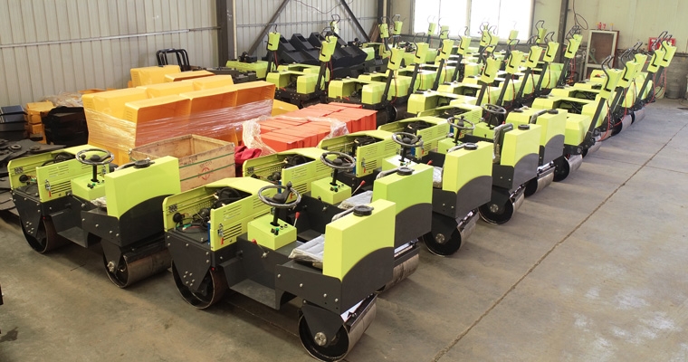 大奖国际集团一批小型压路机经青岛港出口印度